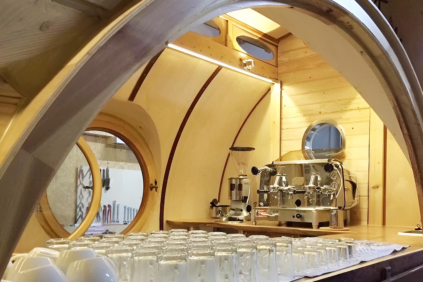 Holzwagen als Arbeitsplatz